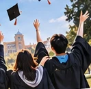 毕业时抛起学士帽的演示照片